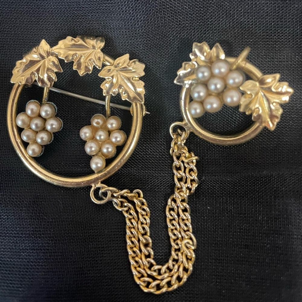 Vintage Elegant Gold and Pearl Leaf Brooch